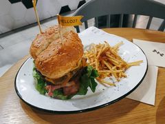 27&nbsp;牛肉汉堡-HELLO 27 意面·沙拉·帕尼尼