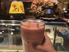 草莓酸奶昔-白兔糖咖啡