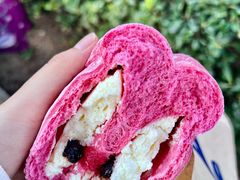 火龙果蓝莓芝士软欧包-瑞幸咖啡(南京晓庄学院方山校区店)