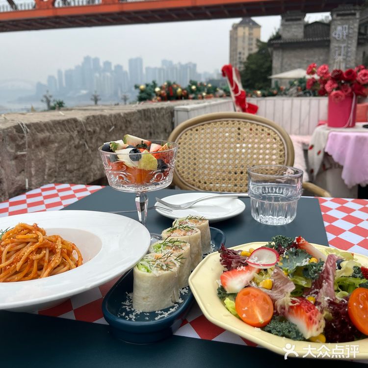 龙门浩老街的江景餐厅位置太好了,坐在这喝茶吃饭我能呆半天