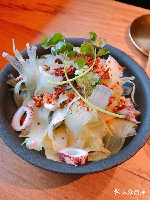 SHAN山(前滩太古里店)傣味小魷魚沙拉图片