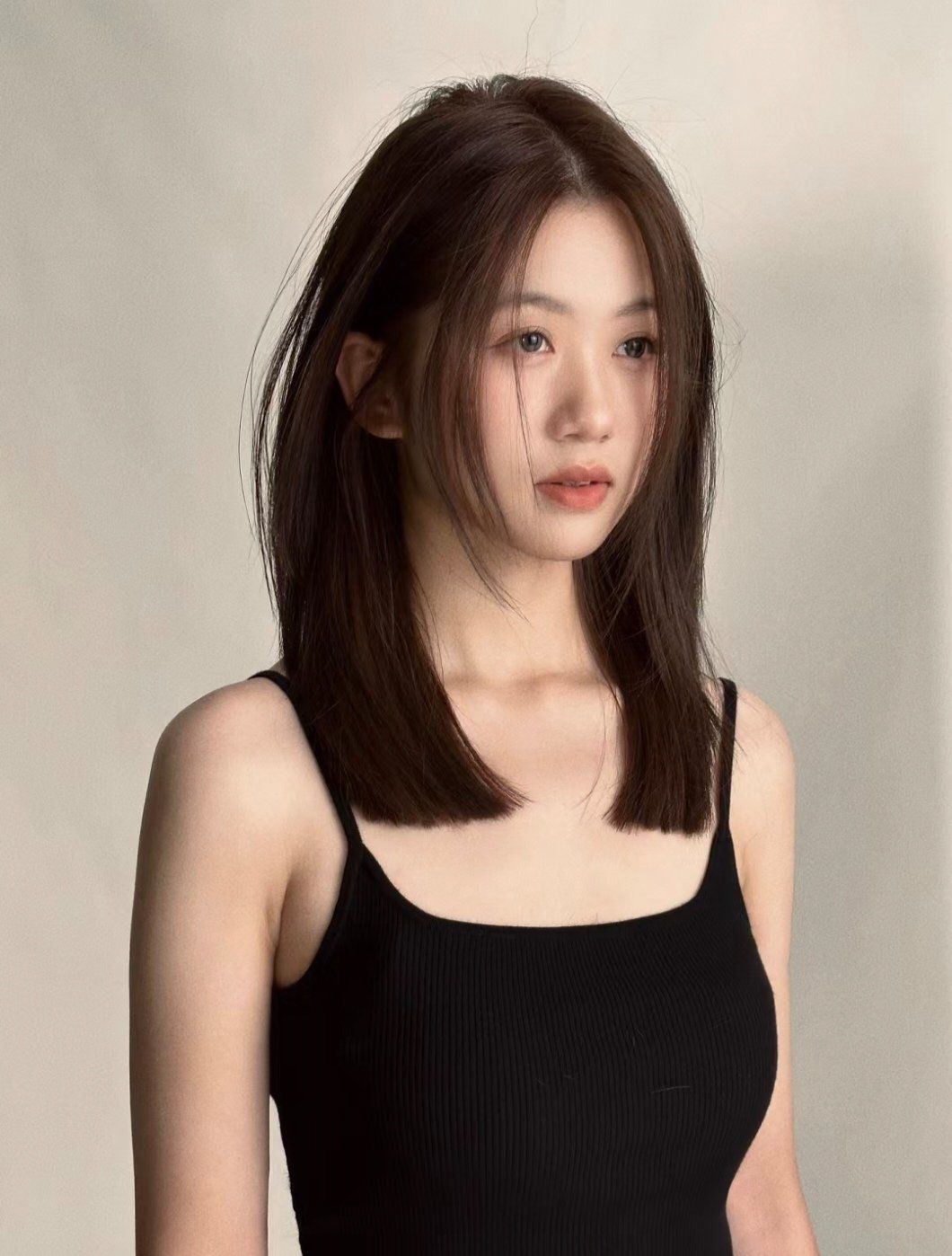 鹅蛋脸发型推荐,动感中长发发型,高层次显瘦蓬松显脸小#锁骨发#锁骨发