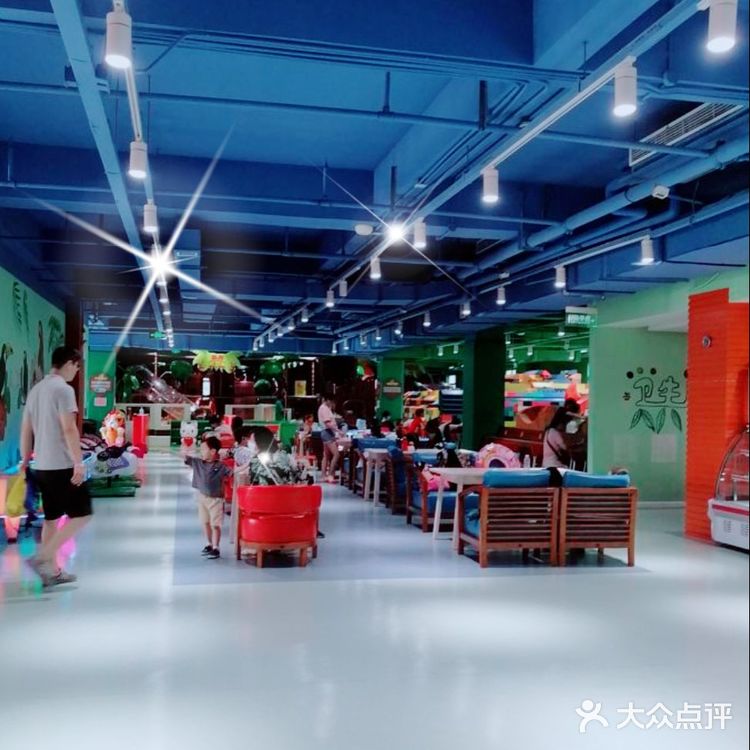 室内可以玩水的乐园哟~玩一整天都晒不黑~