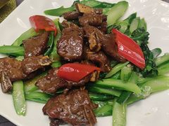 芥兰炒牛仔骨-轩记海鲜餐厅·四十五年老字号·经典粤菜(西区彩虹店)