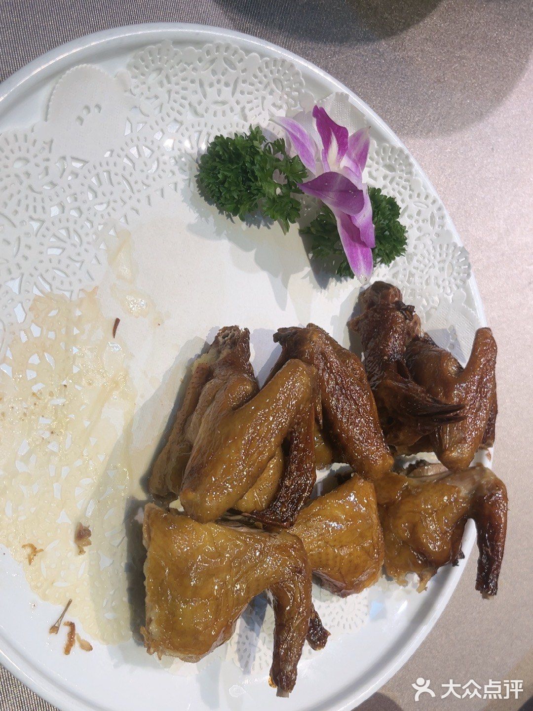 这家店的菜品真的很有特色，尤其是老坛剁椒千岛湖鱼头