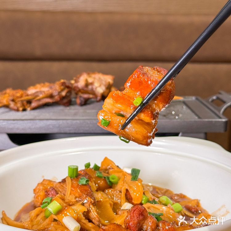 ️朝阳门新开了一家特色融合菜，中午领导请客