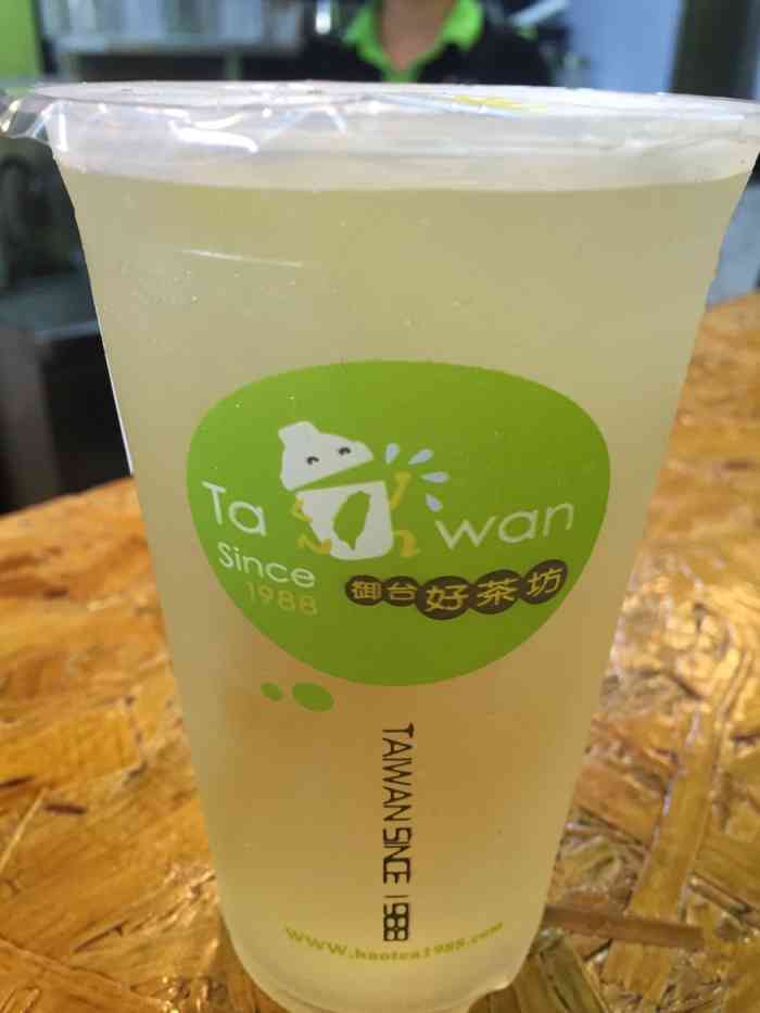 打分 第一次来老板推荐的柠檬爱玉,味道好好喝,环境也很好,服务态度也