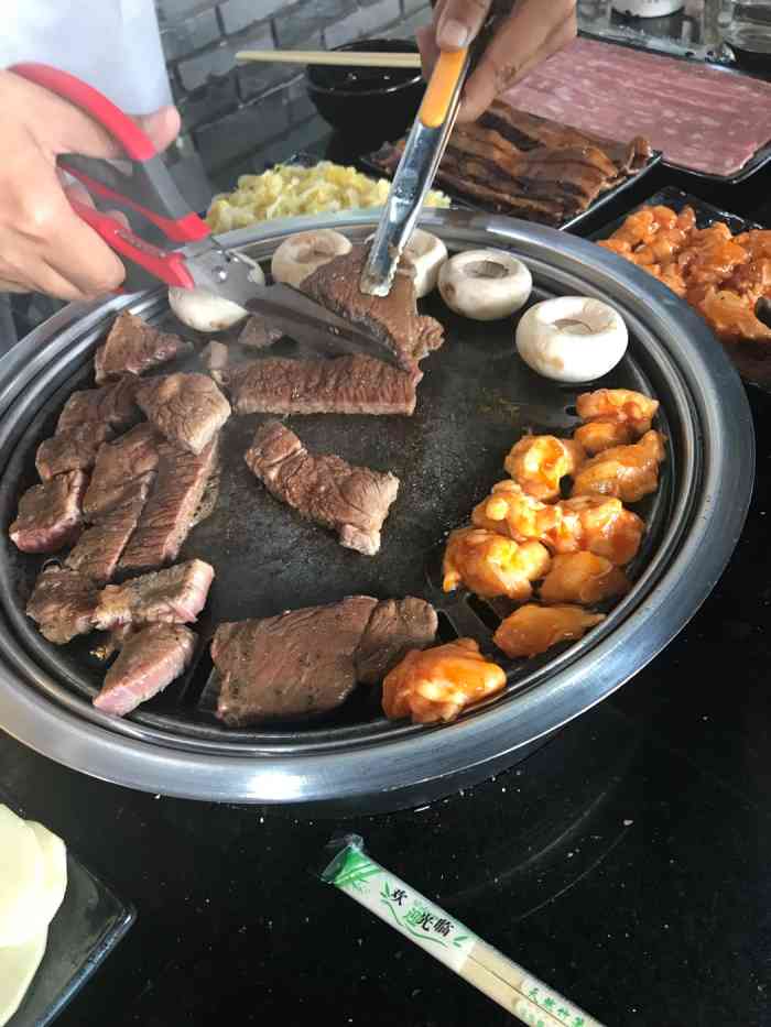 家附近的状元烤肉,味道还不错环境干净整洁,服务态度很好