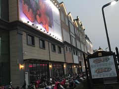 夜幕下的赛特奥莱临潼店-王府井奥莱临潼小镇(临潼店)