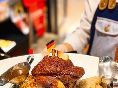 德式烤猪肘-1886德国汽车餐厅(外滩十六铺码头店)