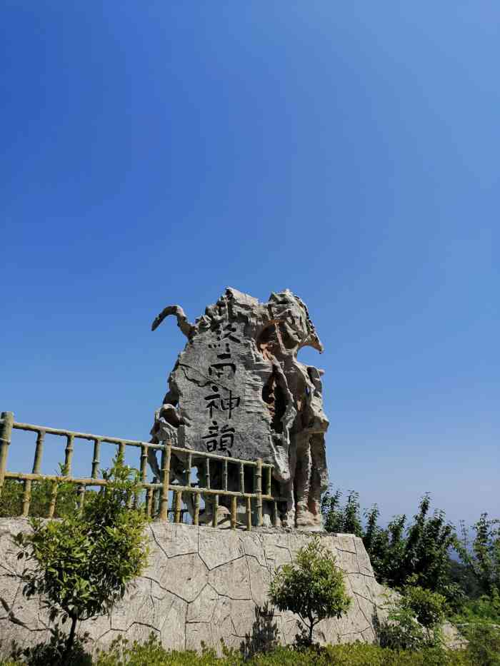 青华山景区停车场