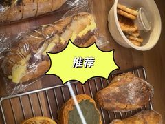 -天井·丑面包搭咖啡