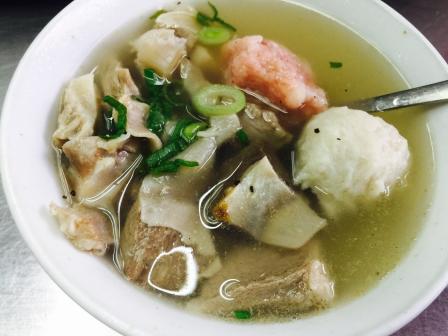 郑家鱼丸燕丸-"每天从市场买来的新鲜黑猪肉大骨熬制成清甜.