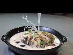 青椒紫苏焖鱼头-湘约东方·湘约和港·湖南家常菜·宴请(民星路店)