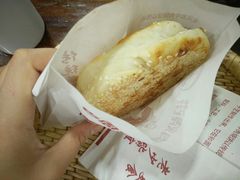 芝麻烧饼-穆得·老周家牛肉烧饼(普利街店)