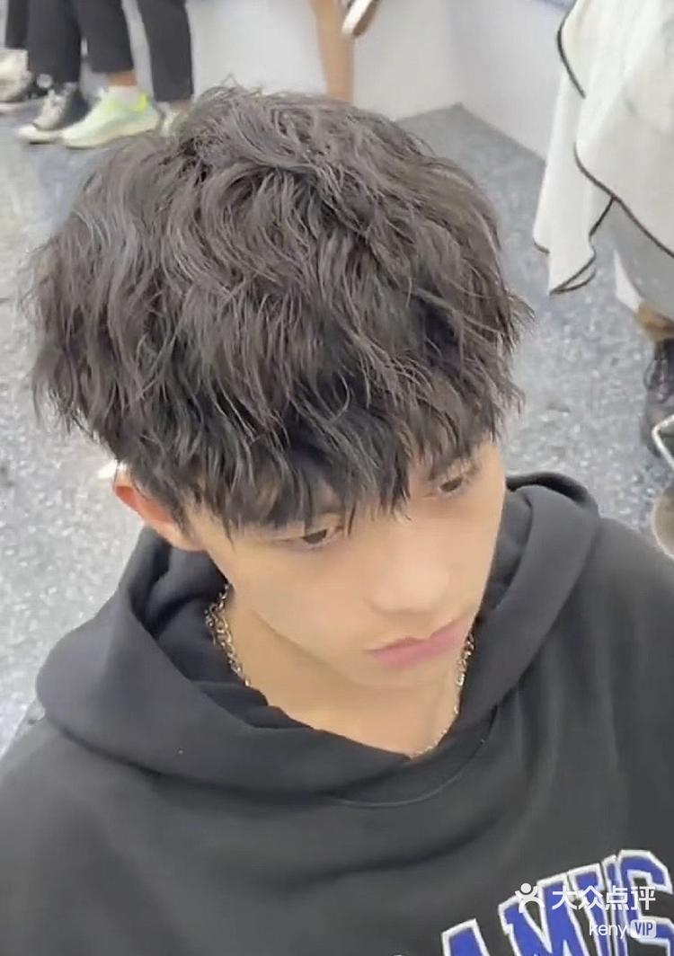 男生竖状纹理发型