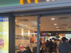 -麦当劳(上海虹桥站30B检票口楼上)