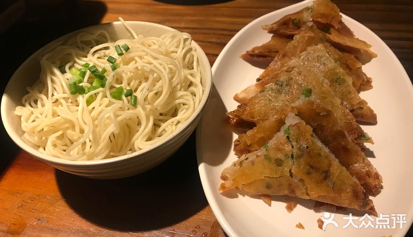 装修比较简单，光线有点黑，整体还是有些不一样的格调