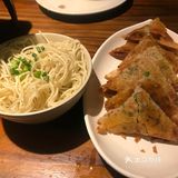 装修比较简单，光线有点黑，整体还是有些不一样的格调