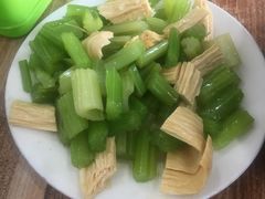 芹菜腐竹-宝瑞门钉肉饼店
