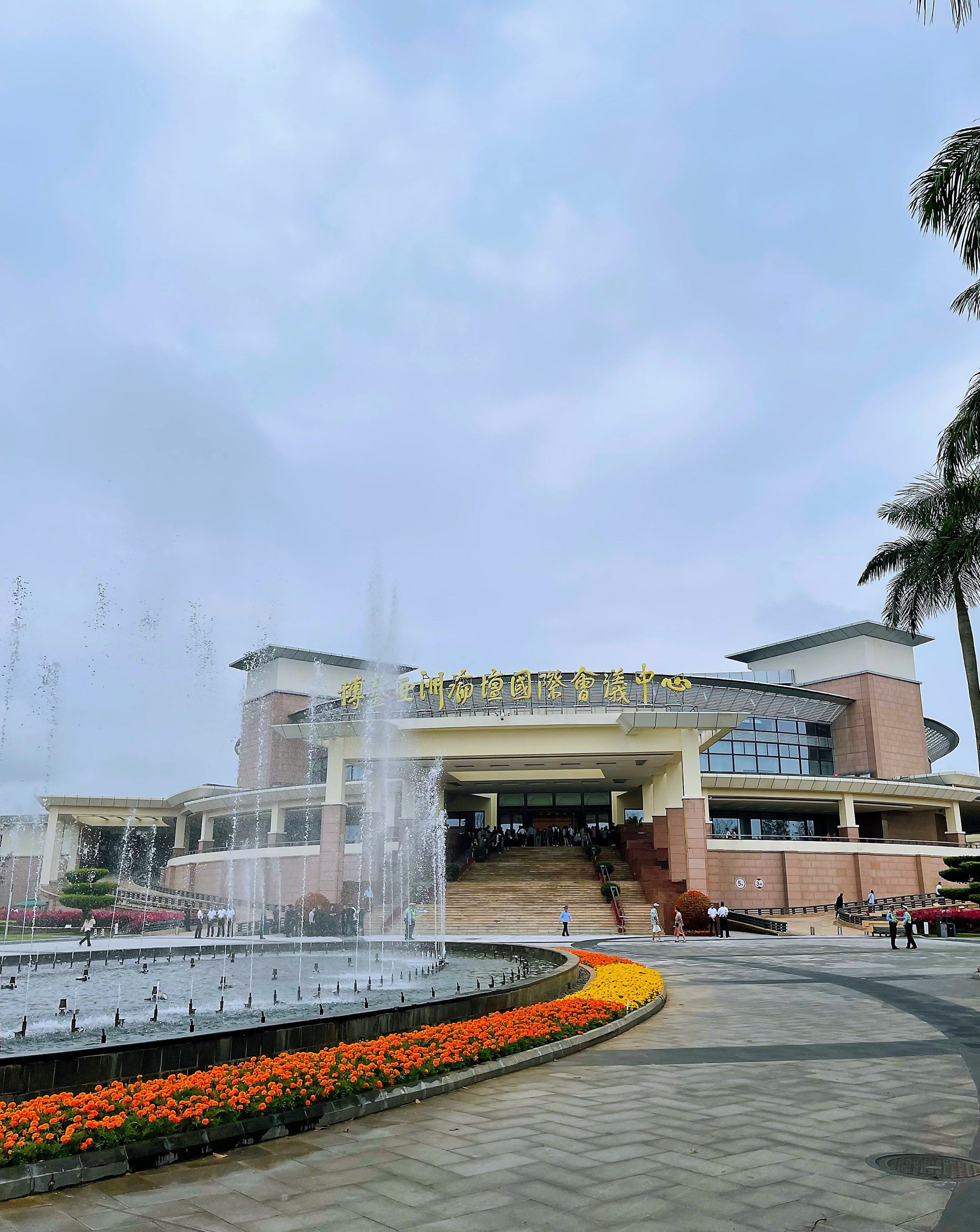 有点像北京的糊塌子,芒果肠粉凉凉甜甜的,盐焗鸡腿很赞