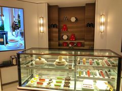 面包甜点陈列柜-王府半岛酒店·半岛精品店