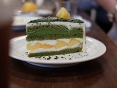 黄桃抹茶奶酥奶油蛋糕-black rainbow coffee