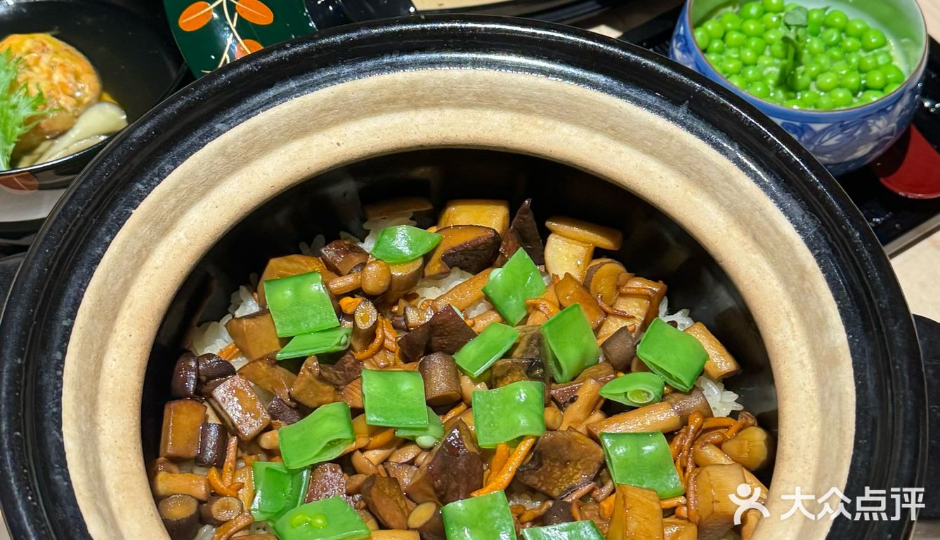 板前和包厢都有，仪式感拉满～- 菌菇釜饭