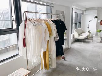 四件衣服 一对耳环 一个项链 还不到八百块