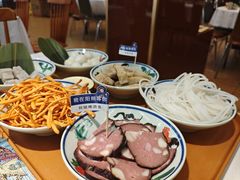 -刘姐啤酒鱼民族演艺餐厅(西街总店)