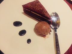 红丝绒蛋糕-WOLFGANG PUCK KITCHEN & BAR(迪士尼小镇店)