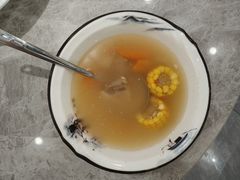 玉米红萝卜猪骨汤-九龙茶记·粤式餐厅融合菜(鹭江店)