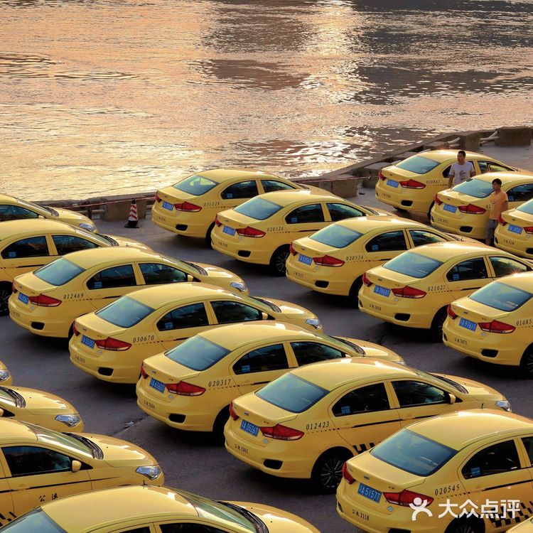 重庆限定拍照|当重庆黄色“法拉利”群映入落日余晖