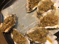 烤净化大生蚝-何师烧烤·香辣蟹·川菜·30年老品牌(太古里旗舰店)