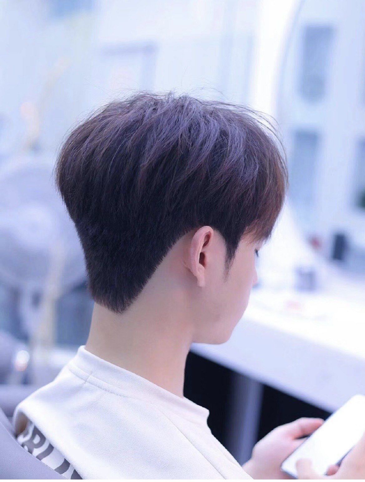 碎发的处理让整体看起来更加自然,也更能凸显出男