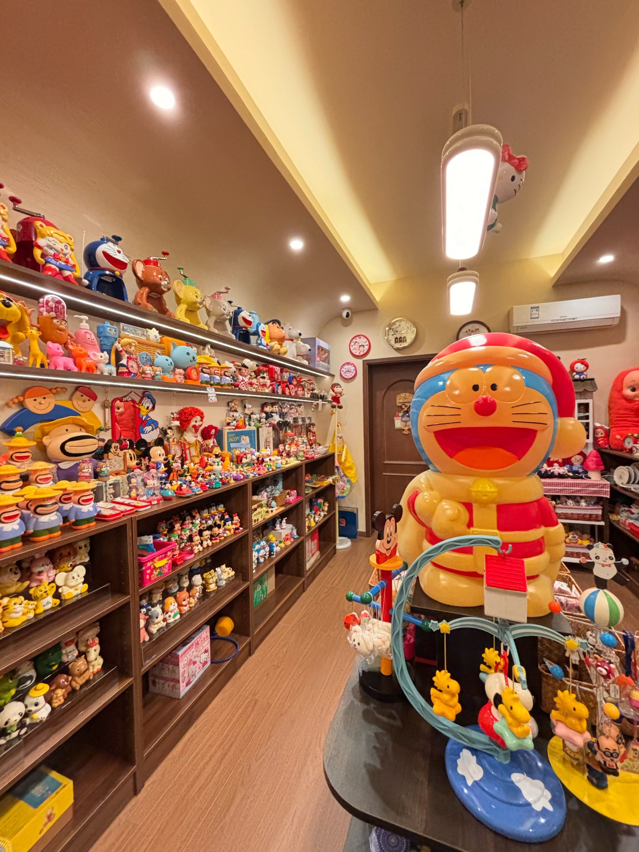 可可爱爱的小店又多了一个
一整个房间都是各种玩具
是谁的童年