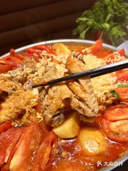 怪味螺力：重庆大学城螺蛳粉新吃法揭秘