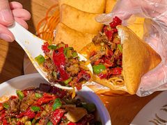 包尔萨克配雪莲辣椒炒肉-胖老汉椒麻鸡清真新疆菜(西御街店)