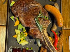 长柄战斧牛排海陆拼盘-1886德国汽车餐厅(外滩中央店)