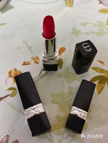 一般如果是膏体印花的专柜价比普通班贵20块钱