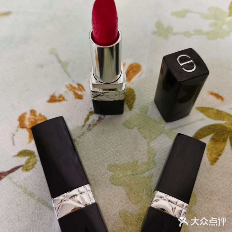 一般如果是膏体印花的专柜价比普通班贵20块钱