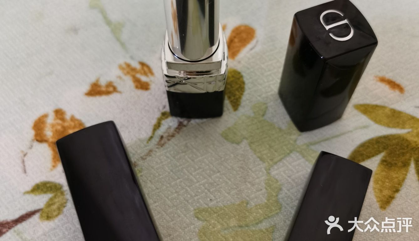 一般如果是膏体印花的专柜价比普通班贵20块钱