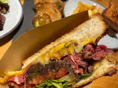 烤牛肉三明治配沙拉-The Diner X餐厅(青岛万象城店)