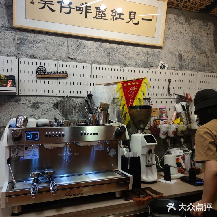 在景区与民居中间生活