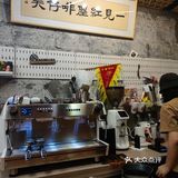 在景区与民居中间生活