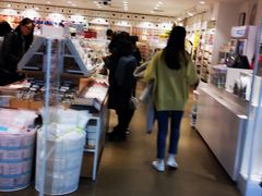 -名创优品(北京新中关购物中心地铁层店)