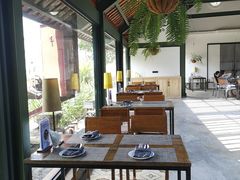 靠窗位-喜洲吧·江畔老船厂·庭院餐厅(喜临院店)