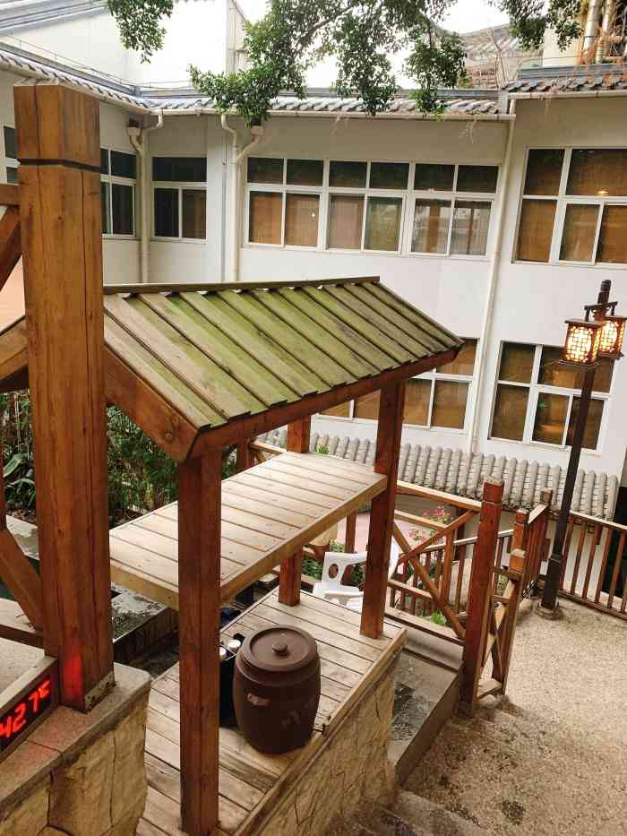 于山宾馆福龙雅境温泉-"价格实惠,人少,池子少,拖鞋太格脚,毛巾.