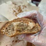 吃了两口就觉得很甜腻了，但是新鲜出炉