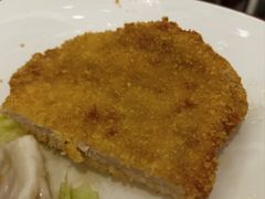 崇明生态猪炸猪排配辣酱油-红房子西菜馆(淮海中路店)